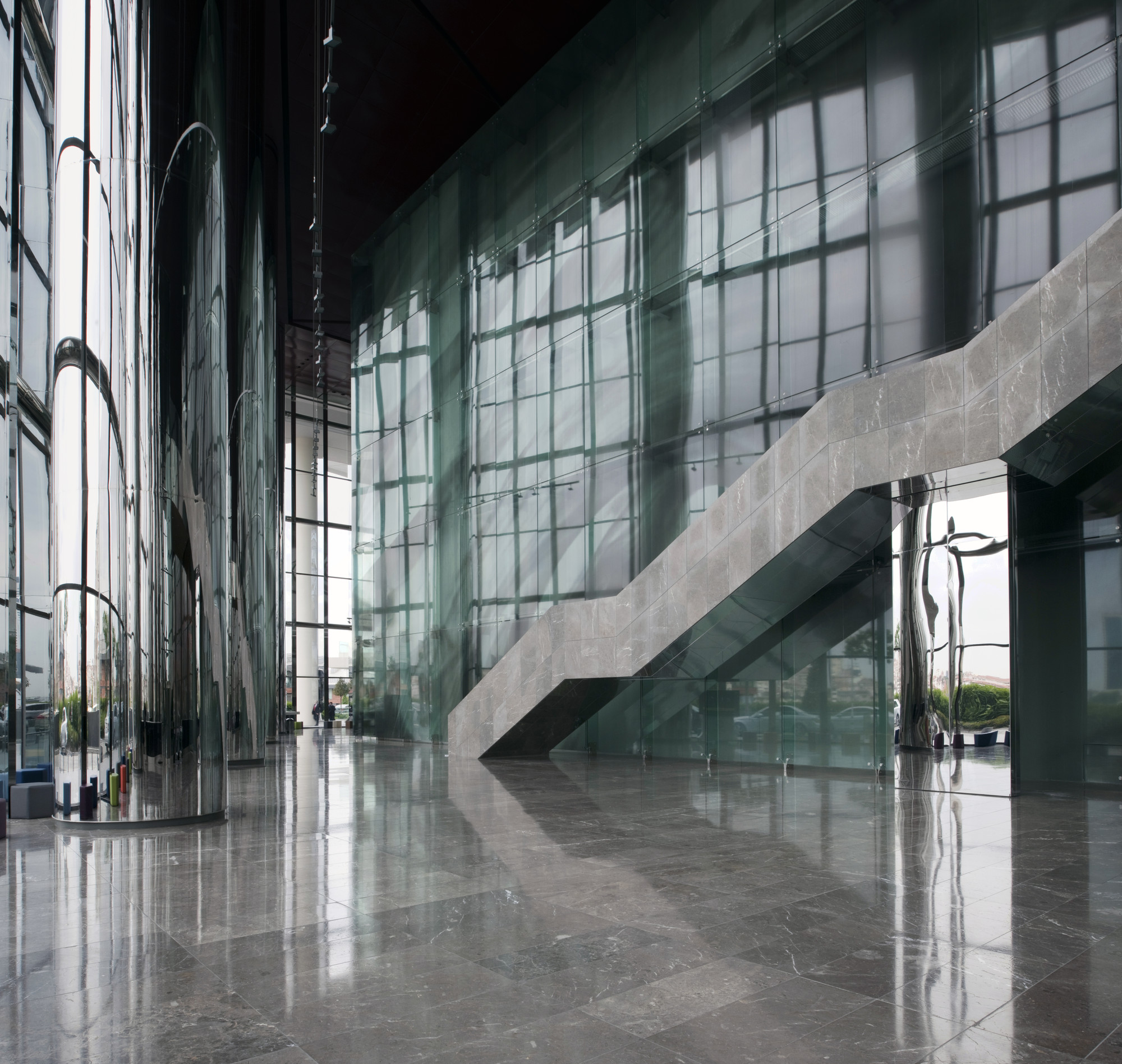 immagine atrio edificio di lusso in marmo con materiale a specchio